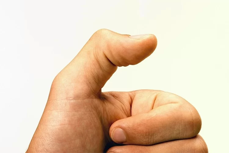 هر آنچه باید در مورد انگشت ماشه‌ای بدانید | نشانه‌ها، علل بروز و راه‌های درمان آن